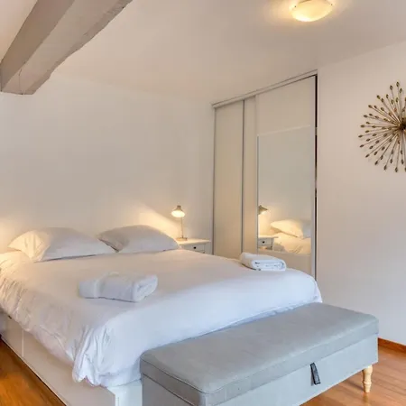 Daisy Un Pres De La Place Du Vieux Marche