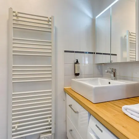 Daisy Un Pres De La Place Du Vieux Marche *